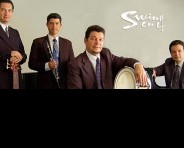 Swing en 4 está conformado por el pianista Luis Monge, el clarinetista Vinicio Meza, el contrabajista Danilo Castro y el baterista Carlos Sanders.