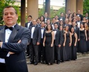 El Café Chorale fue fundado en 1994 por el maestro David Ramírez.