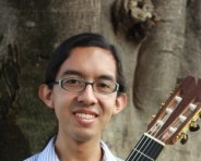 Quimbayo es un ejecutante formal de la guitarra clásica, con inclinación hacia la interpretación y la enseñanza del instrumento.