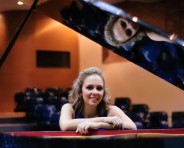 Alina Calderón inició su carrera en la Cátedra Principal de Piano del Instituto Superior de Artes. 