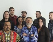 Cantoamérica está integrado en la percusión por Marco Naranjo, Momo Valverde y David Vargas; Andrés Cordero en el bajo;Rubén Orozco, teclados; Abi Huertas, flauta; Marisel Torres y Alfredo Chavarría en el  trombón y  Manuel Monestel en la  voz y guitarra.