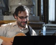 Fabricio Barquero  interpreta la guitarra.