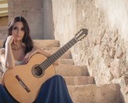 Isabel Martínez comienza a tocar la guitarra a los siete años de edad en el Conservatorio de Música de Cartagena (España) 