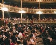 Cientos de estudiantes junto a sus profesores acudieron hoy a la presentación de Érase una vez...