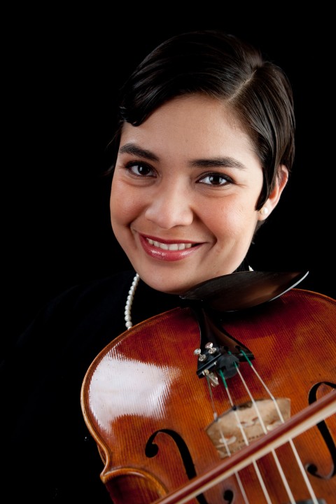 Orquídea Guandique finalizó sus estudios de Doctorado en la Ejecución de la viola en la Universidad de Arizona. 