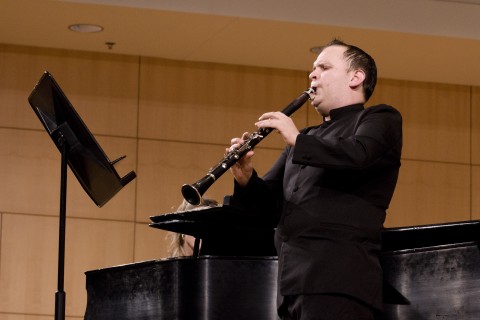 El clarinetista Luis Víquez realiza sus estudios de Doctorado en Música con énfasis en Dirección Orquestal en el Conservatorio de Música de la Universidad de Missouri, Kansas City