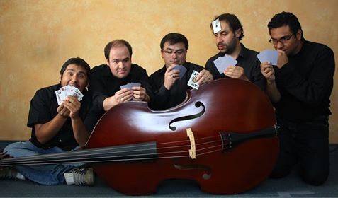 Está conformado por Jorge Alvarado (piano), Fabrizio Barquero (guitarra), Pedro García (contrabajo), Juan Carlos Martínez (violín) y Héctor Murillo (acordeón). 