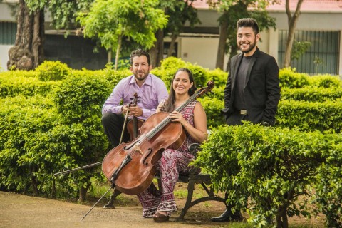 El Trío Entrecuerdas está conformado por José Andrés Valerio (violín), Beatriz Rojas Vázquez (violoncello) e Izmael Pacheco (piano). 