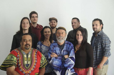 Cantoamérica está integrado en la percusión por Marco Naranjo, Momo Valverde y David Vargas; Andrés Cordero en el bajo;Rubén Orozco, teclados; Abi Huertas, flauta; Marisel Torres y Alfredo Chavarría en el  trombón y  Manuel Monestel en la  voz y guitarra.