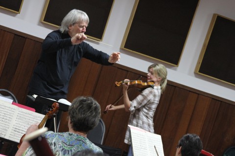 La orquesta estará dirigida por el Director Titular, Carl St. Clair.