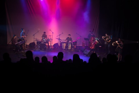 Los músicos Rubén Ramírez, batería; Brian Torres, bajo;  Marianela Cordero, cello; Nelly Juárez, corno  Aarón Montero, percusión; Karlyn Salazar, clarinete y Glendon Ramírez, piano 