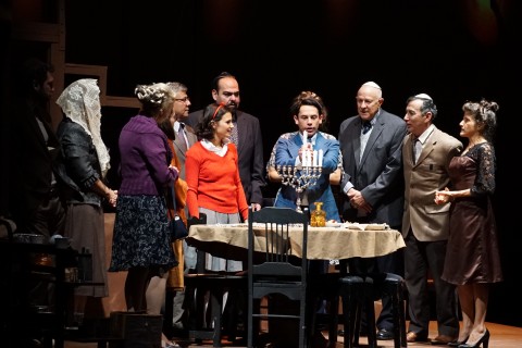 La puesta en escena cuenta con la participación de Mar Jiménez y Adriana Álvarez como Ana Frank.