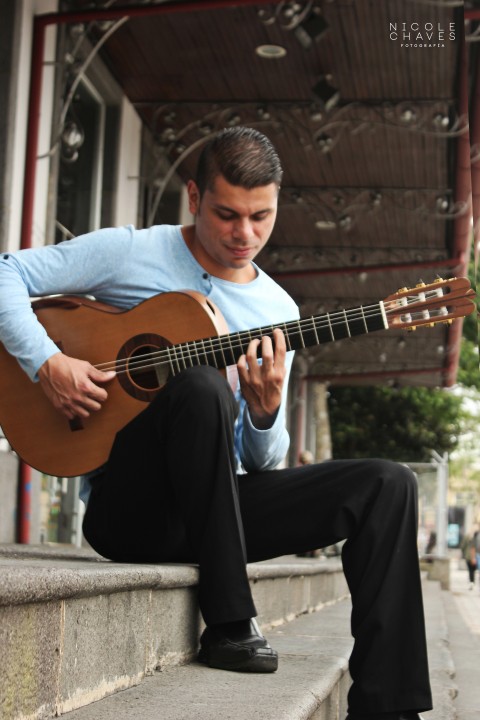 Gustavo Porras estará acompañado de dos músicos más en Teatro al Mediodía