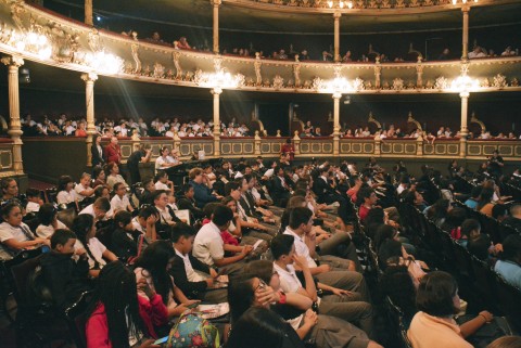 Cientos de estudiantes junto a sus profesores acudieron hoy a la presentación de Érase una vez...